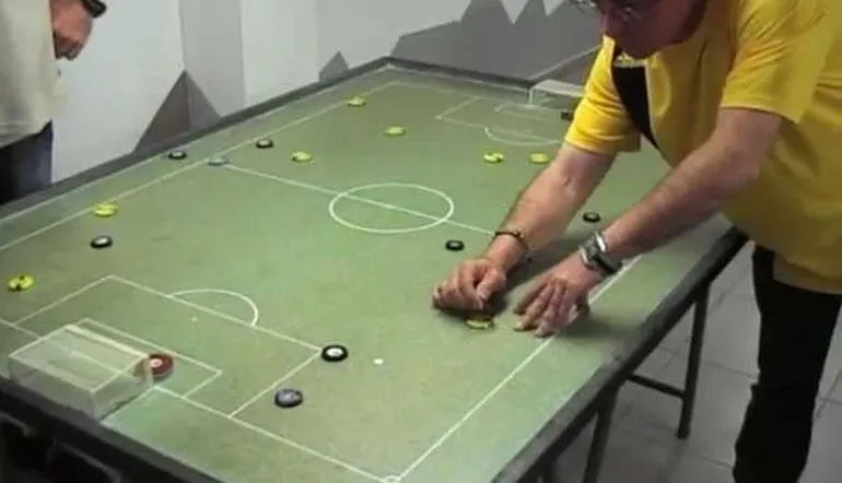 Partida de fútbol botones en Cataluña