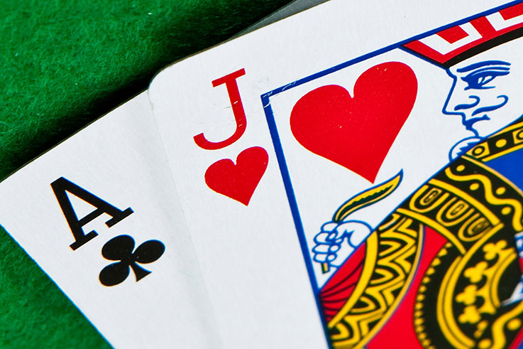 jogo de cartas conhecido em inglês com black jack